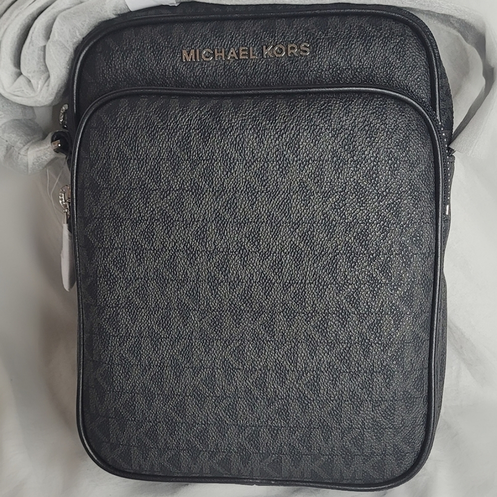 MICHAEL KORS JET SET TRAVEL CROSSBODY BAG IN BLACK